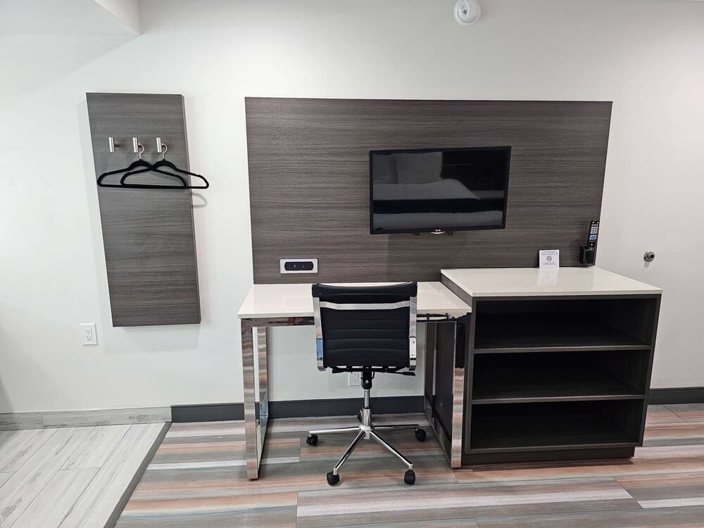 Travelodge by Wyndham Fullerton Near Anaheim gallery photo in Fullerton, CA — image 9