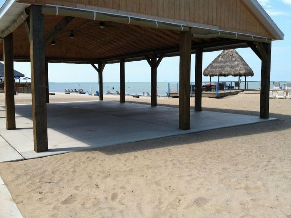 Beachfront Resort gallery photo in Port Clinton, OH — image 31