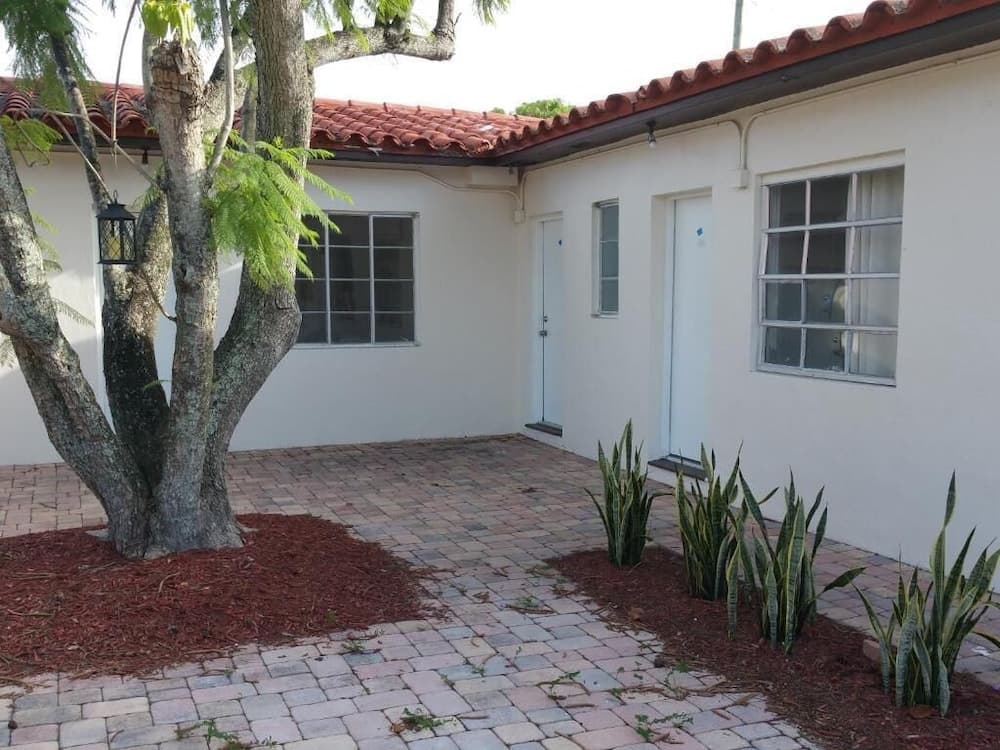 STAY INN BOUTIQUE HOTEL property views in Dania Beach, FL — gallery photo 3