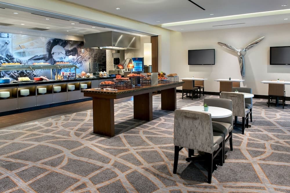 Newark Liberty International Airport Marriott property views in Newark, NJ — gallery photo 3