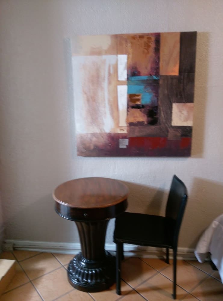 Monterey Inn Hotel property views in Wilmington, CA — gallery photo 3