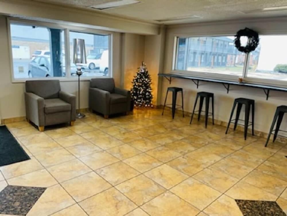 Days Inn & Suites by Wyndham Port Huron interior in Port Huron, MI — gallery photo 2