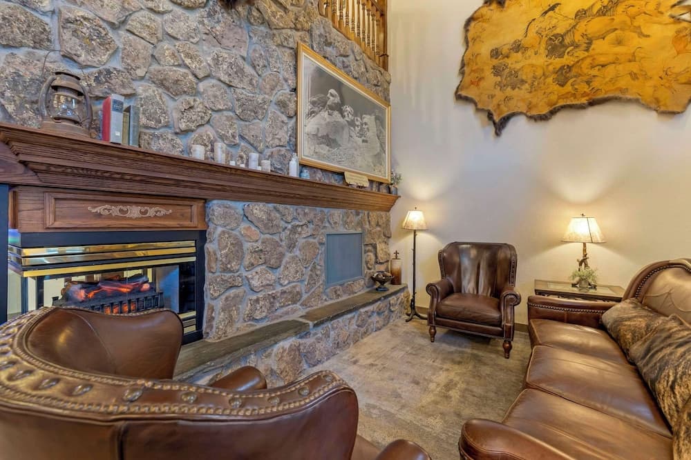 Comfort Inn & Suites Mt. Rushmore property views in Keystone, SD — gallery photo 3