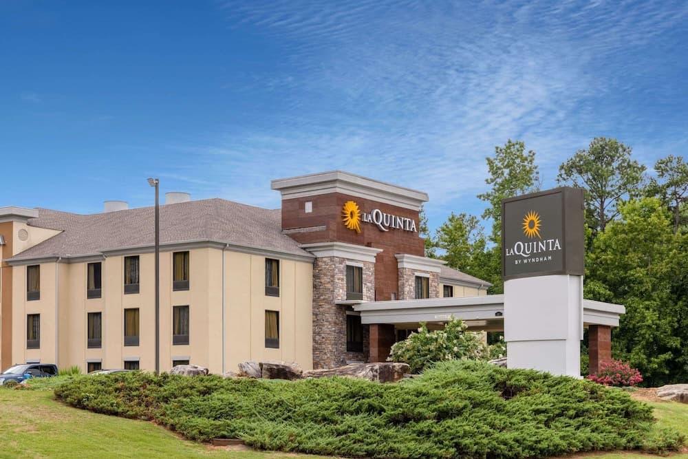 La Quinta Inn & Suites by Wyndham Covington — hotel in Covington, Georgia