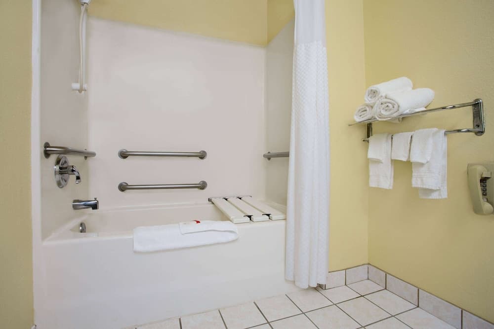 Super 8 by Wyndham Lynchburg VA interior in Lynchburg, VA — gallery photo 2