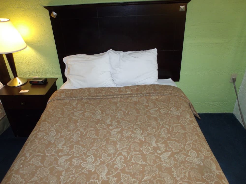 Relax Inn interior in Davenport, IA — gallery photo 2