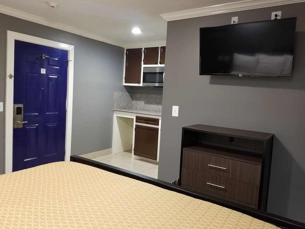 Lone Star Inn by FairBridge property views in Rosenberg, TX — gallery photo 3