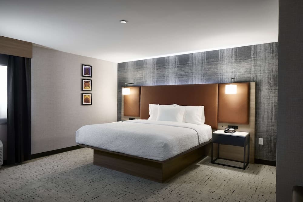 Hampton Inn Newark Airport interior in Newark, NJ — gallery photo 2