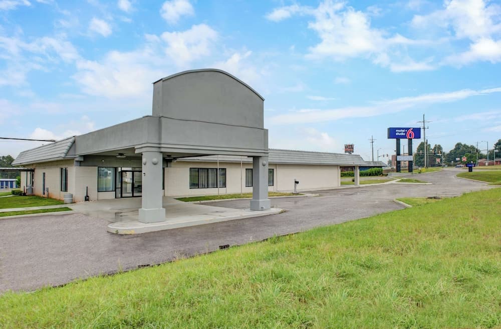 Motel 6 Chickasha, Ok featured exterior or lobby in Chickasha, OK — similar hotel