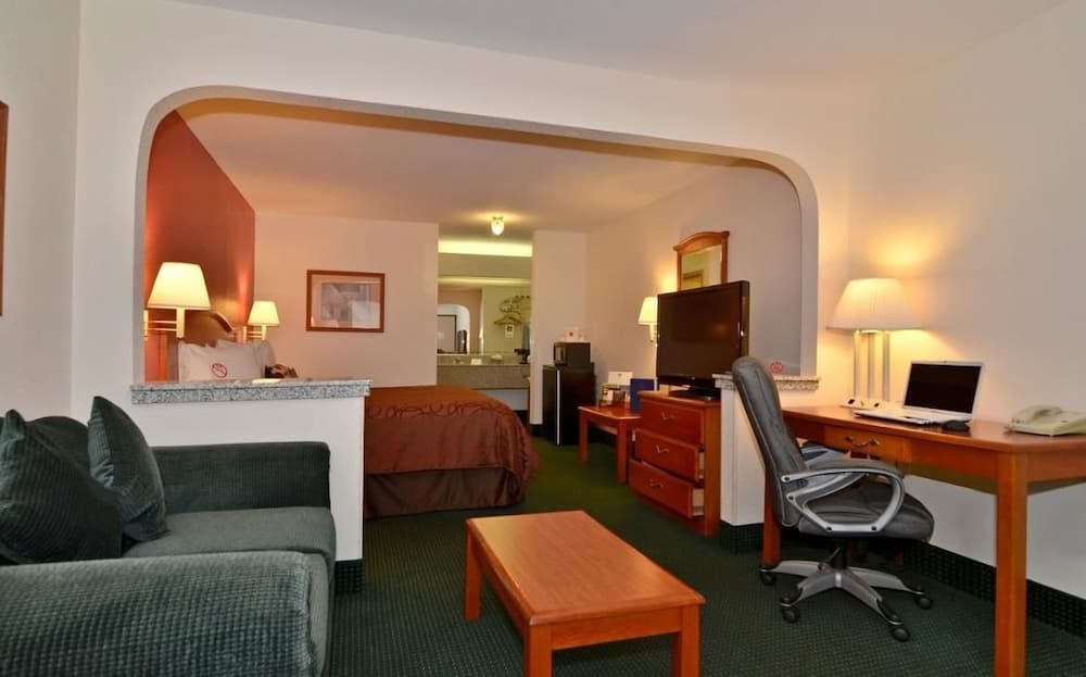 Econo Lodge Inn & Suites Memphis East property views in Memphis, TN — gallery photo 3