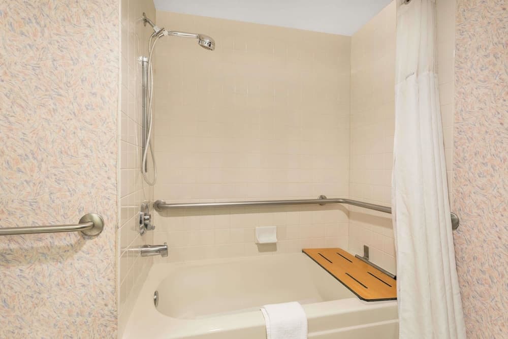 Ramada by Wyndham Kent Seattle Area gallery photo in Kent, WA — image 4