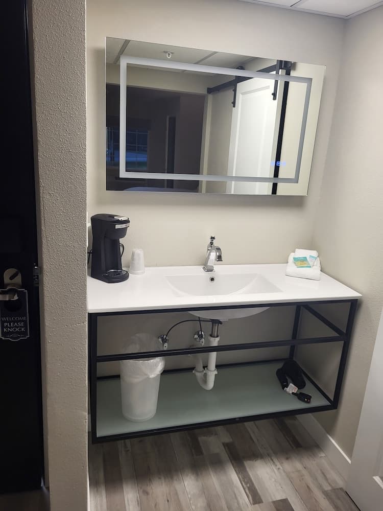 Red Fox Inn and Suites property views in Waverly, IA — gallery photo 3