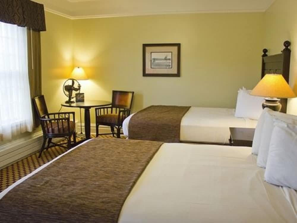 Lake Yellowstone Hotel & Cabins - Inside the Park interior in Yellowstone National Park — gallery photo 2