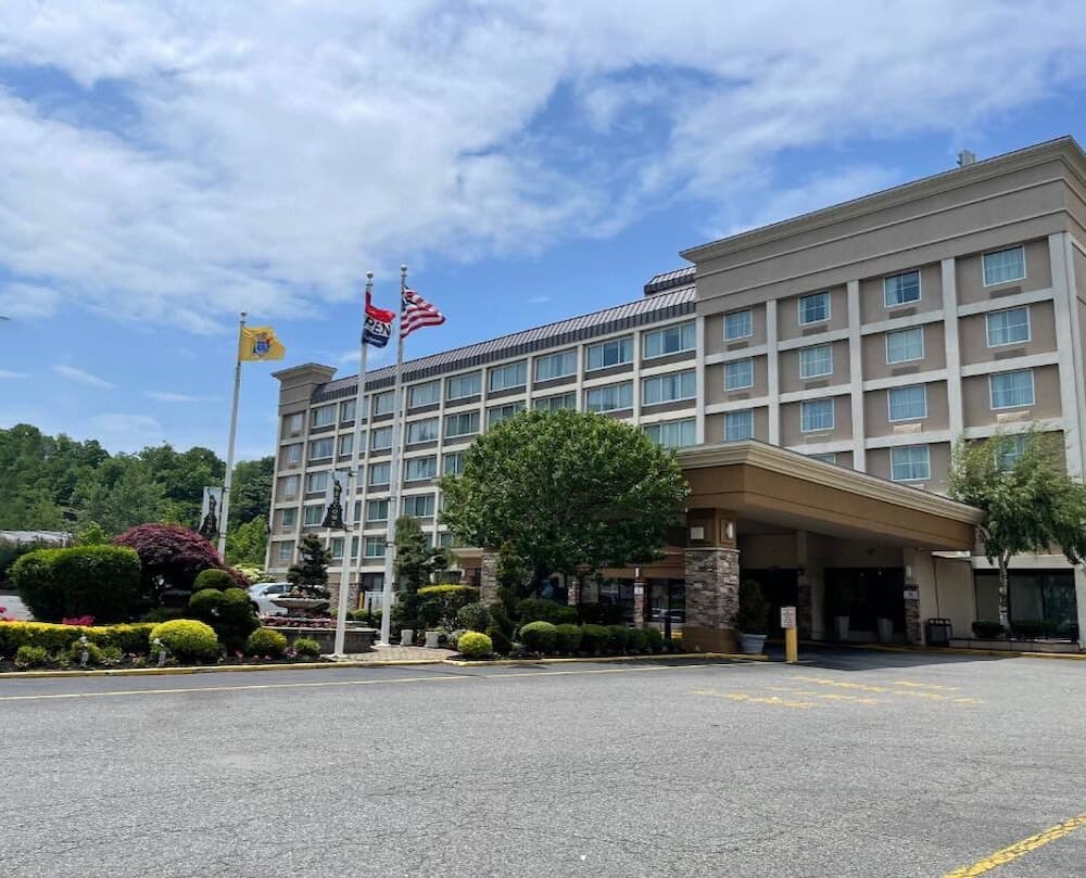 Executive Inn - Fort Lee featured exterior or lobby in Fort Lee, NJ — similar hotel