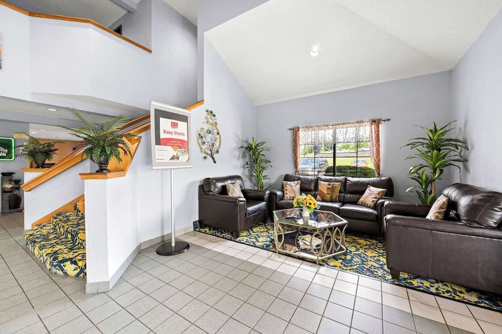 Econo Lodge London North interior in London, KY — gallery photo 2