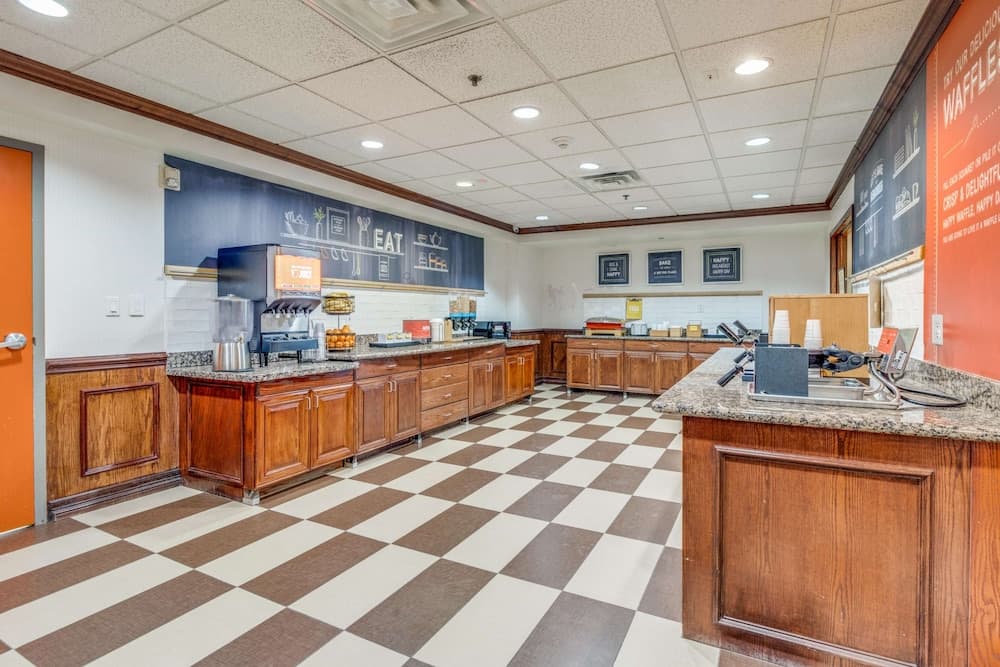 Hampton Inn & Suites Gainesville interior in Gainesville, TX — gallery photo 2