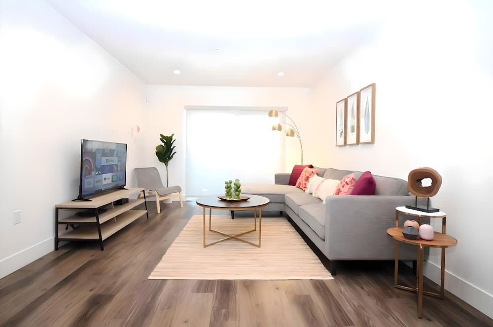 Los Angeles Deluxe Suites - 2 Bedrooms & 2 Bathrooms interior in Los Angeles, CA — gallery photo 2