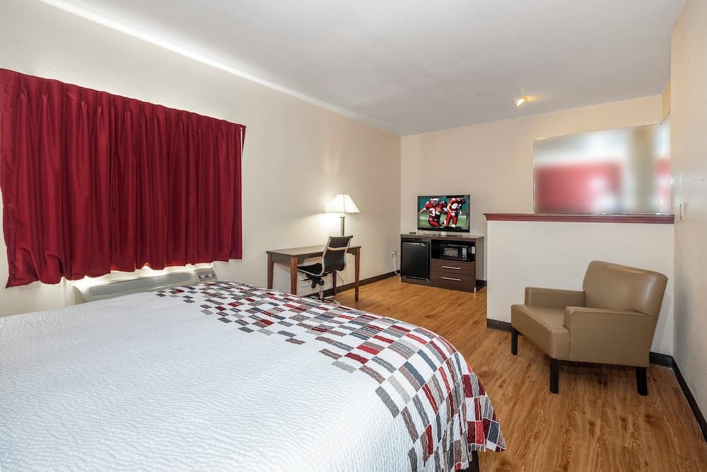 Red Roof Inn Hartselle interior in Hartselle, AL — gallery photo 2