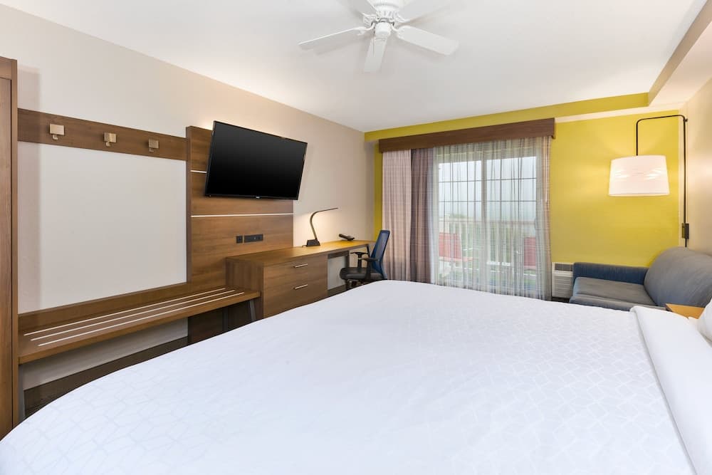 Holiday Inn Express & Suites Petoskey by IHG interior in Petoskey, MI — gallery photo 2