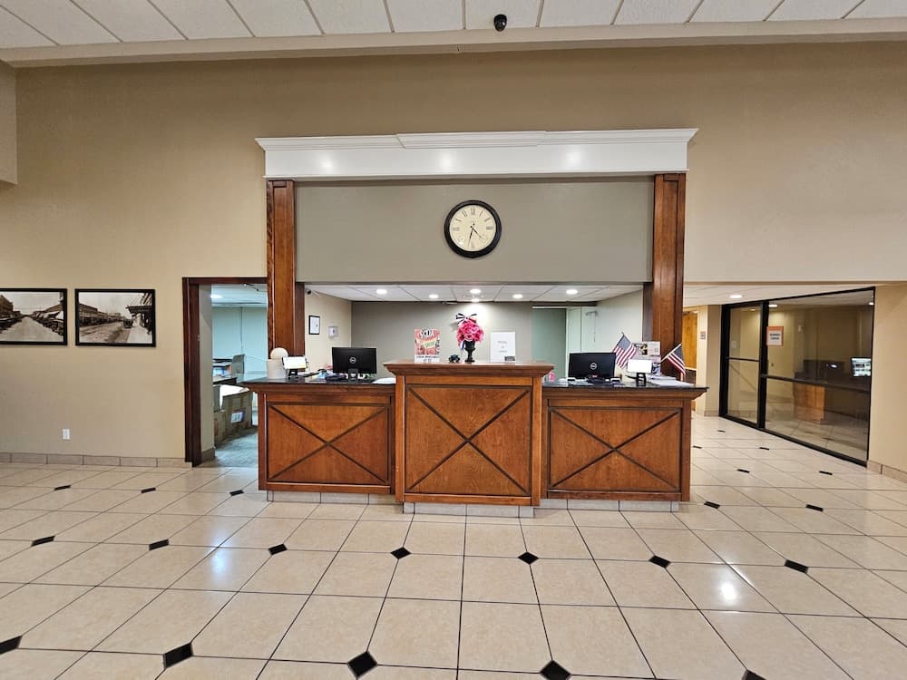 Clarion Inn & Suites Roswell interior in Roswell, NM — gallery photo 2