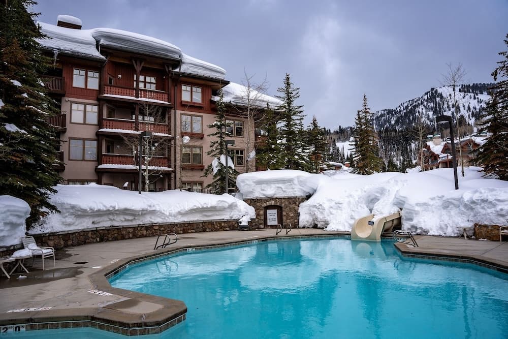 1307b - King Standard Eagle Springs West Hotel Room property views in Solitude — gallery photo 3