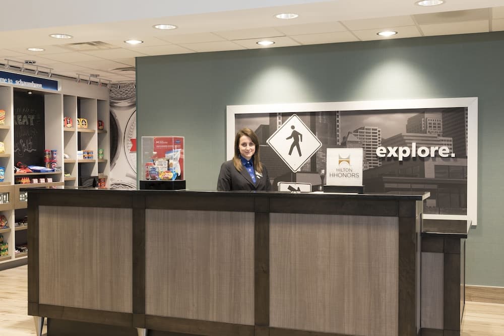 Hampton Inn & Suites Chicago Schaumburg interior in Schaumburg, IL — gallery photo 2