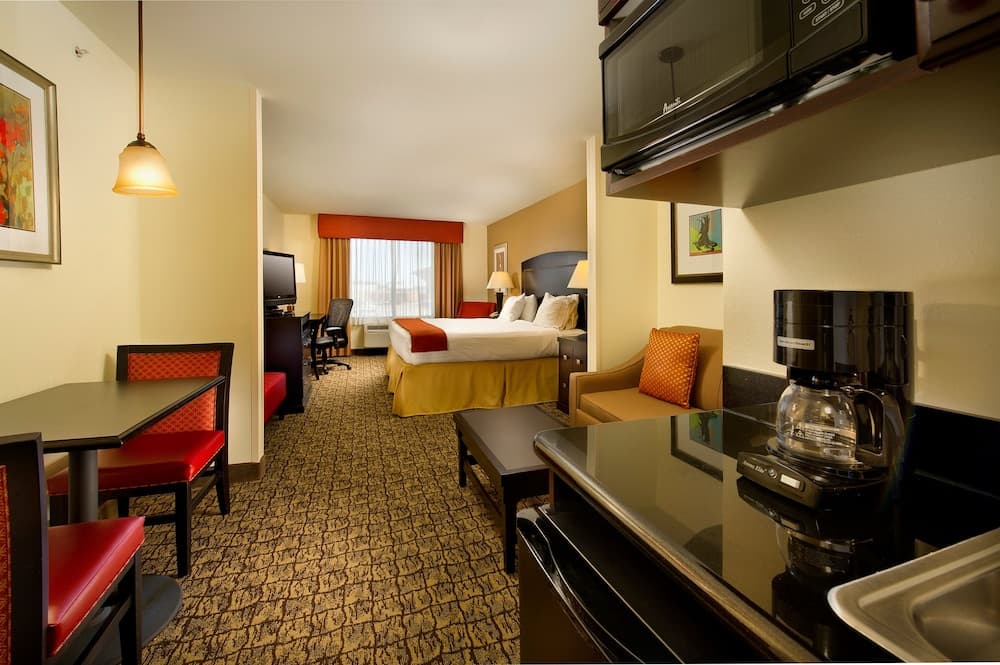 Holiday Inn Express Hotel & Suites Uvalde by IHG property views in Uvalde, TX — gallery photo 3