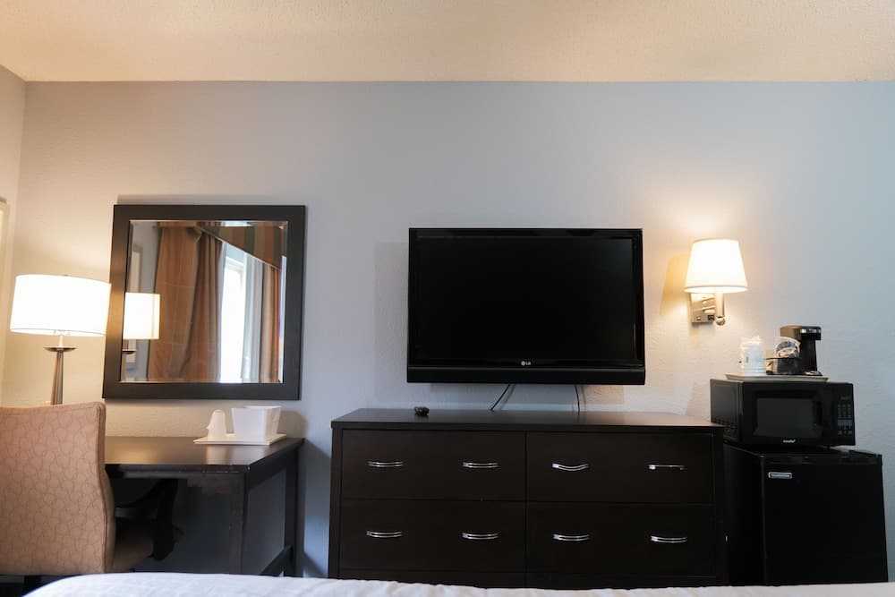 Baymont by Wyndham Flint Airport North gallery photo in Flint, MI — image 49