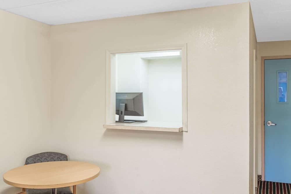 Knights Inn Dayton at Poe Ave interior in Vandalia, OH — gallery photo 2