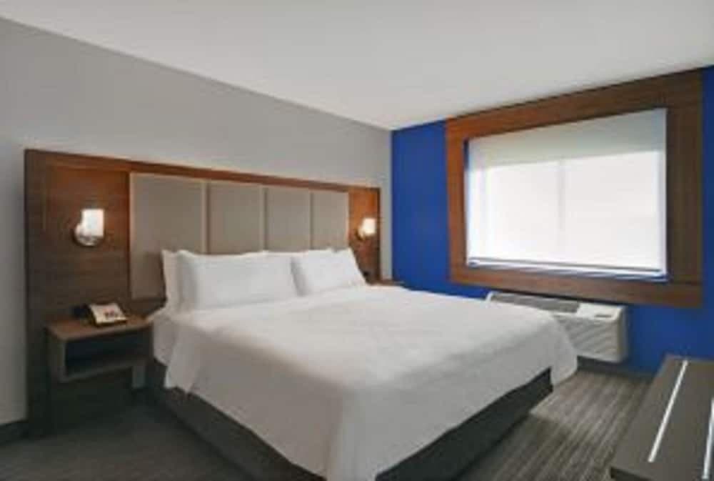 Holiday Inn Express & Suites Detroit Dearborn by IHG property views in Dearborn, MI — gallery photo 3