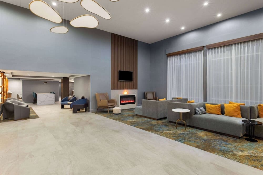 La Quinta Inn & Suites by Wyndham Knoxville Papermill interior in Knoxville, TN — gallery photo 2
