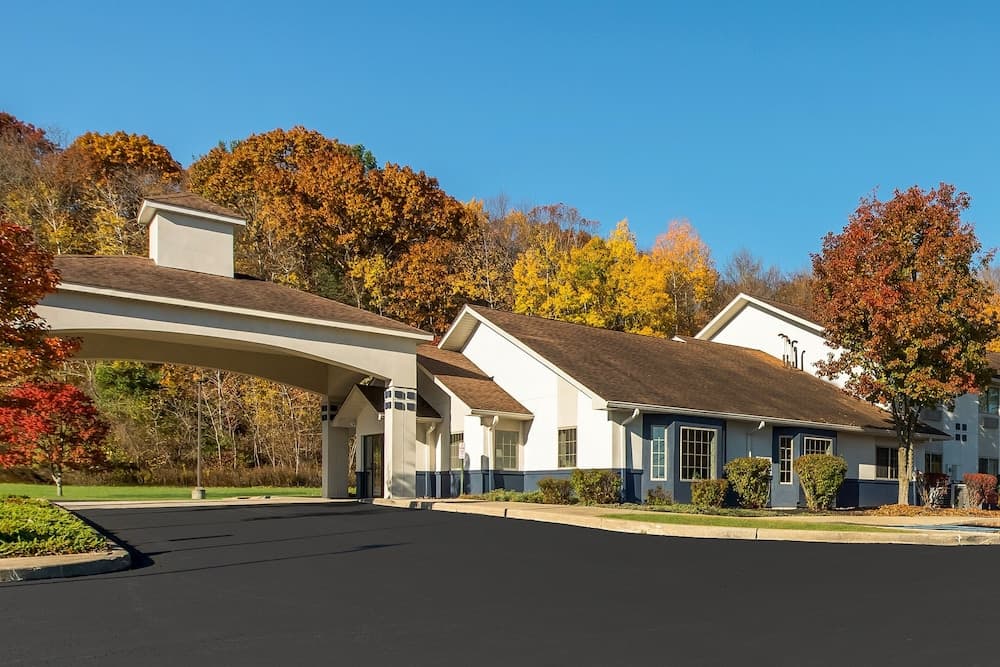 SureStay Plus Hotel by Best Western Highland Poughkeepsie gallery photo in Highland, NY — image 7