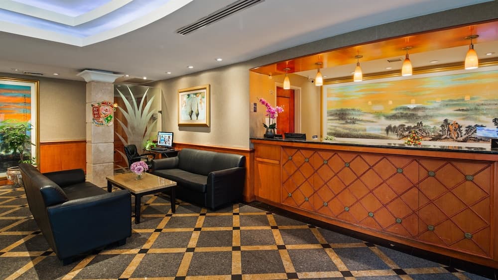Best Western Queens Court Hotel property views in Flushing, NY — gallery photo 3