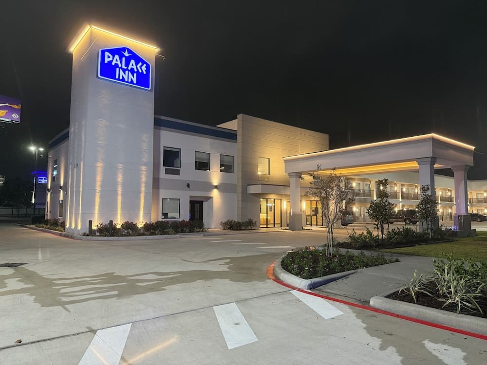 Palace Inn Blue 290 W 43rd & Bingle Rd property views in Houston, TX — gallery photo 3
