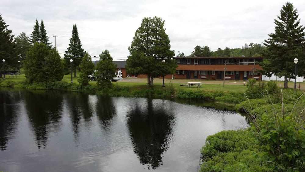 Bear Paw Inn featured exterior or lobby in Michigamme, MI — similar hotel