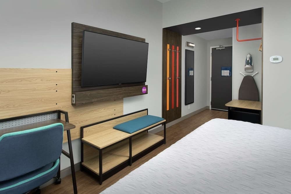 Tru By Hilton Thornburg interior in Woodford — gallery photo 2