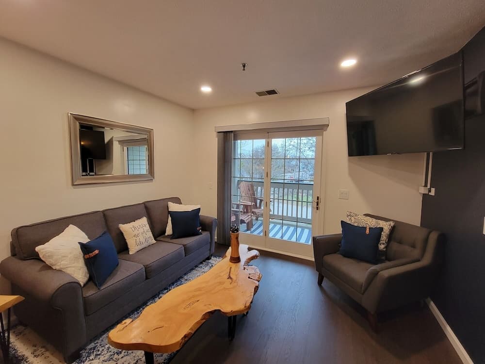 Grand Wood Suites gallery photo in Nashville, IN — image 7