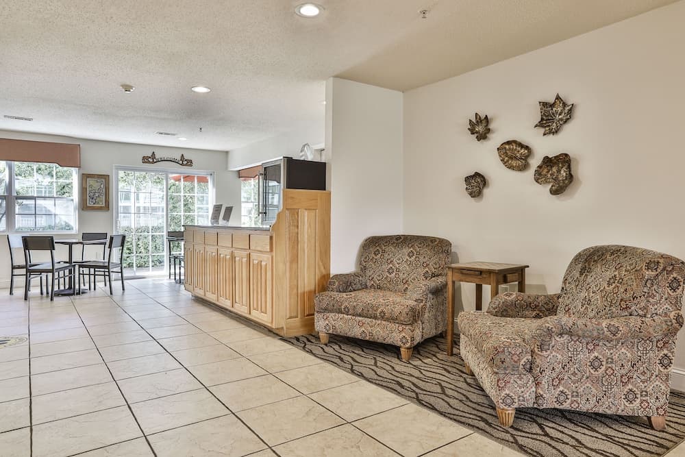 Best Western Mountain View Inn interior in Ellijay, GA — gallery photo 2