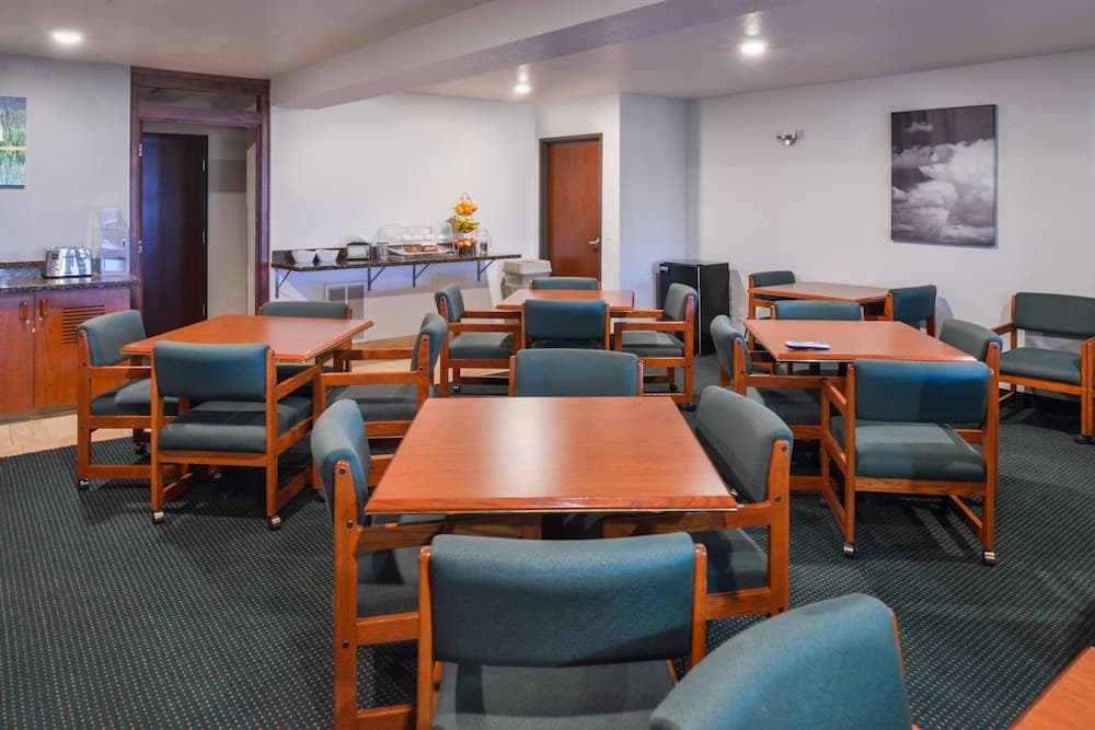 Travelodge Suites by Wyndham Newberg gallery photo in Newberg, OR — image 31