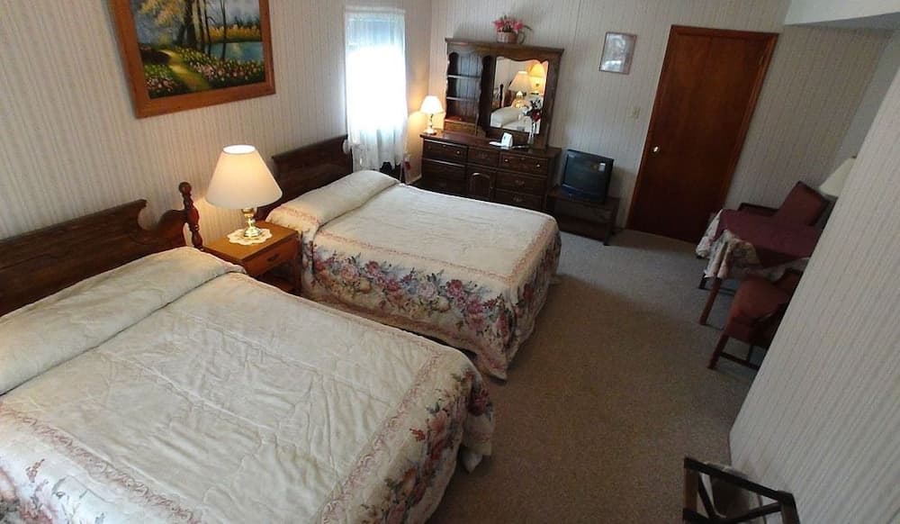 Crystal Brook Resort & Mountain Brauhaus interior in Round Top, NY — gallery photo 2