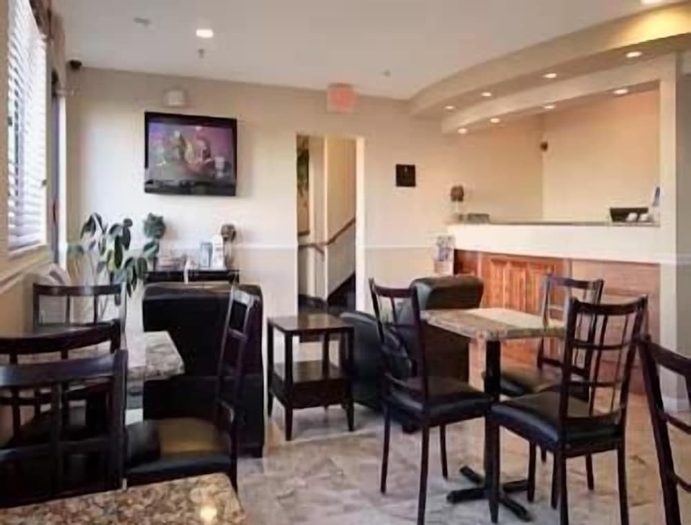 Super 8 by Wyndham Gainesville I-75 Hospital University Area interior in Gainesville, FL — gallery photo 2