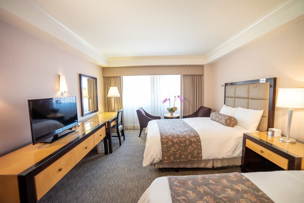 Oxford Palace Hotel And Galleria property views in Los Angeles, CA — gallery photo 3
