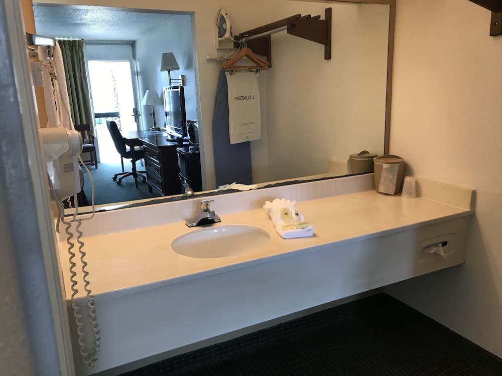 Carmel Inn & Suites gallery photo in Thibodaux, LA — image 27