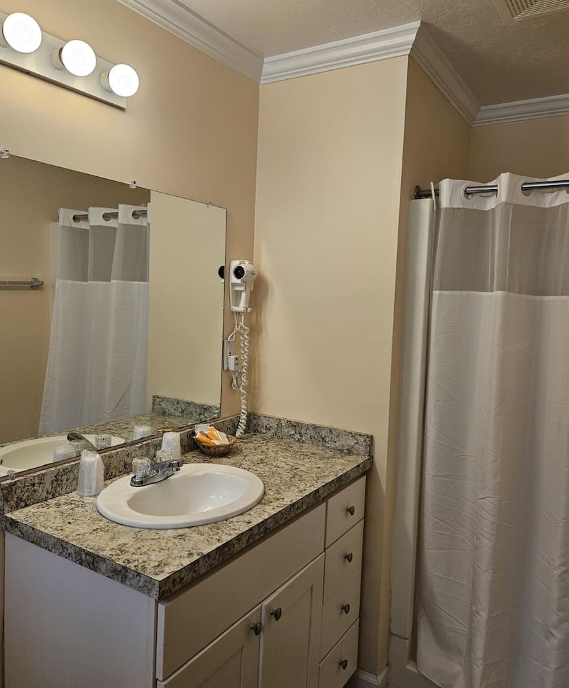 Capt.'s Inn & Suites property views in Alexandria Bay, NY — gallery photo 3