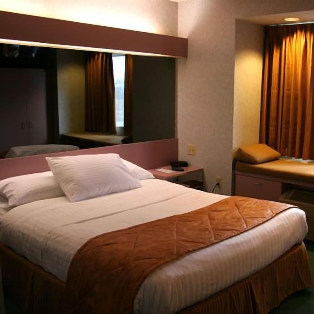 CenterWay Hotel Tonawanda interior in Tonawanda, NY — gallery photo 2