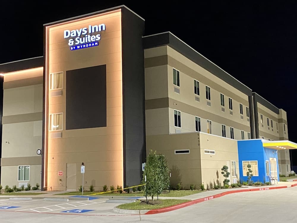 Days Inn & Suites by Wyndham Beaumont West / I-10 & Walden gallery photo in Beaumont, TX — image 5