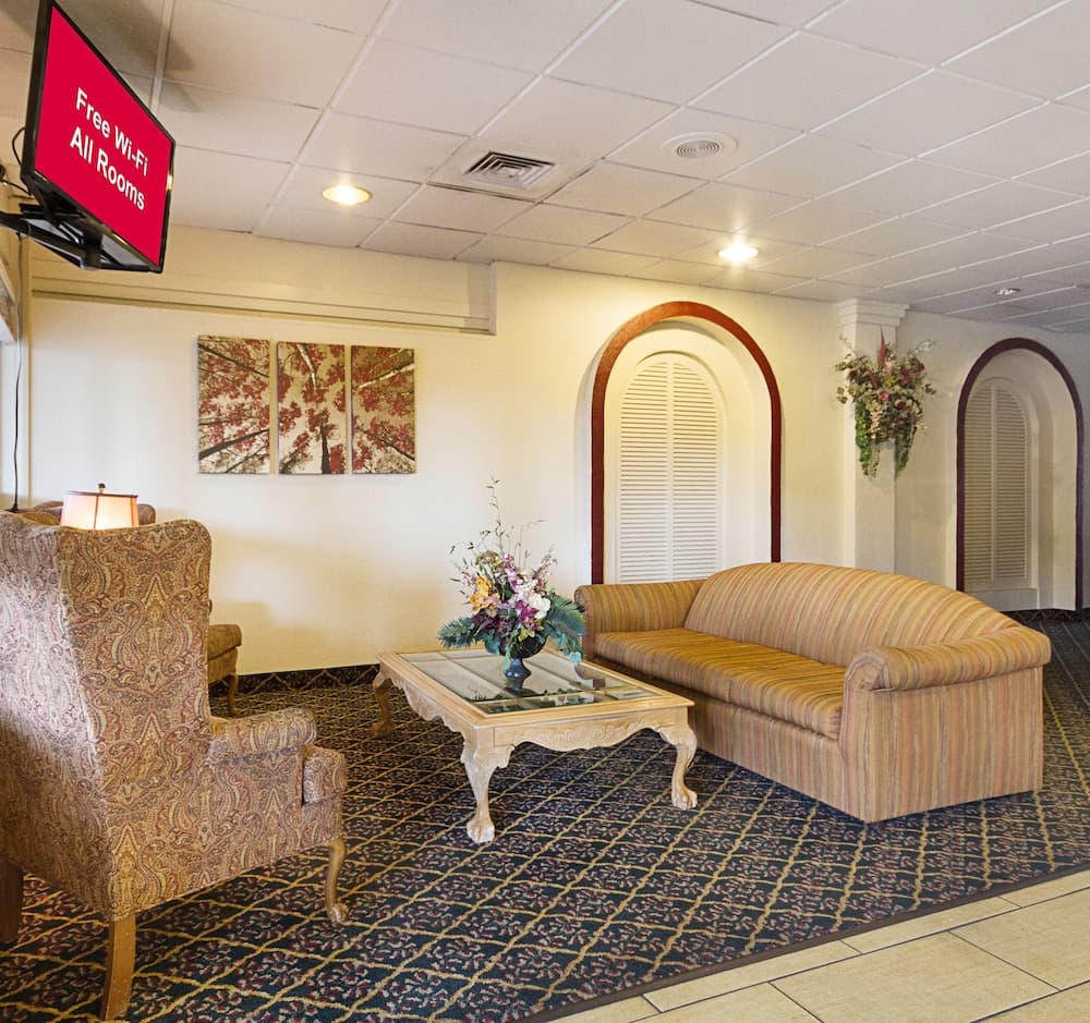 Red Roof Inn Montgomery - Midtown interior in Montgomery, AL — gallery photo 2