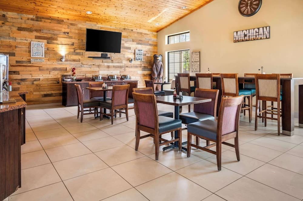 White Pines Inn & Suites gallery photo in Holland, MI — image 31