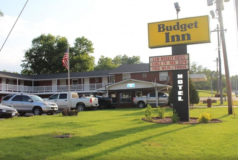 Budget Inn By Capital O Oskaloosa Near Pella featured exterior or lobby in Oskaloosa, IA — similar hotel