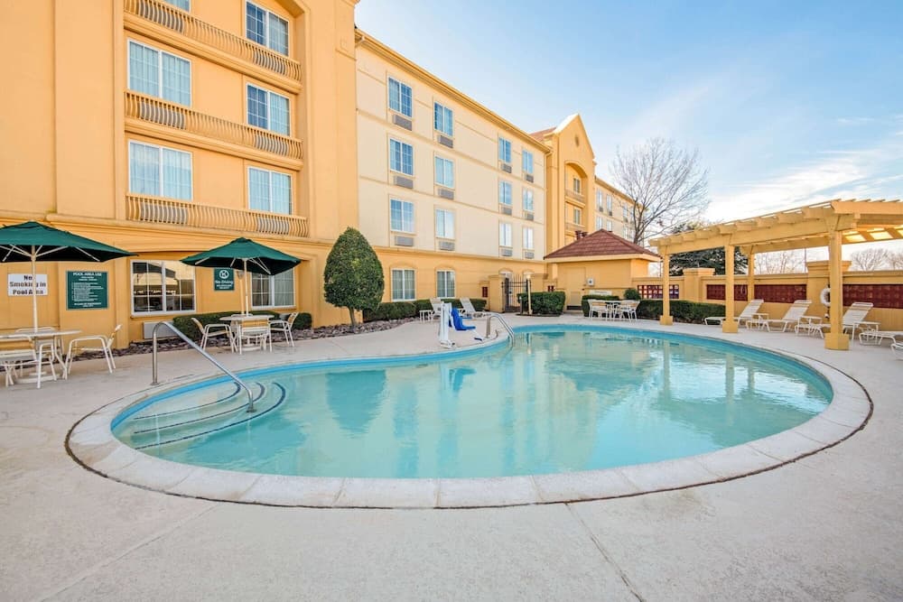 La Quinta Inn & Suites by Wyndham Sherman — hotel in Sherman, Texas